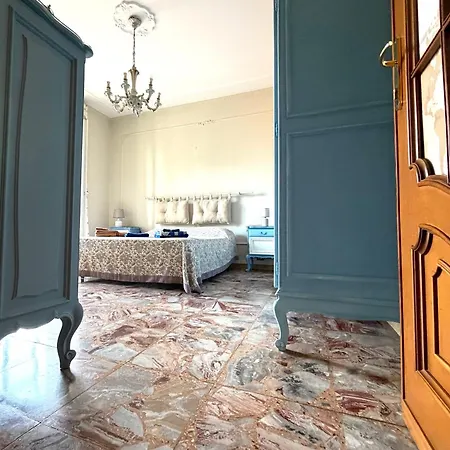 Nina E La Casa *